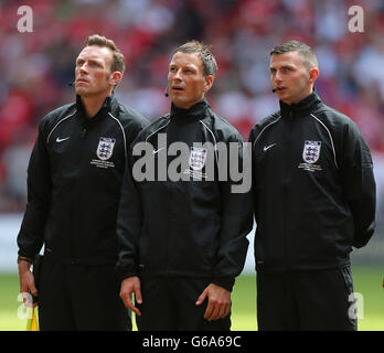 Arbitro della partita Mark Clattenburg (al centro), quarto ufficiale Michael Oliver (a destra) e assistente arbitro Scott Ledger (a sinistra) Foto Stock