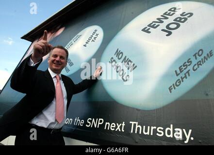 Primo Ministro Jack McConnell al lancio a Glasgow di una nuova campagna per i poster del Partito laburista destinata ai potenziali elettori SNP. * con meno di 48 ore da trascorrere prima che inizi il sondaggio, i capi laburisti insistevano che c'era "un rischio reale" di una bassa affluenza alle urne che consentiva all'SNP di vincere con "la porta di ritorno". Nelle ultime ore frenetiche della campagna, il Labor si batteva pesantemente sulla salute e sui trasporti. Foto Stock