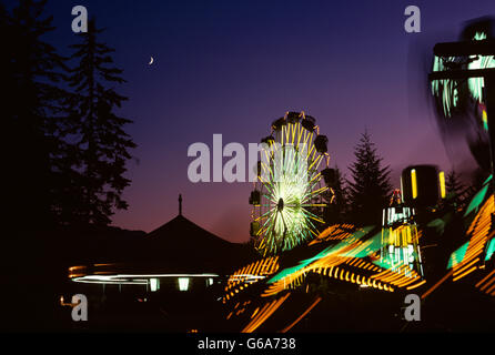 Anni ottanta giostre a County Fair illuminata di notte Foto Stock