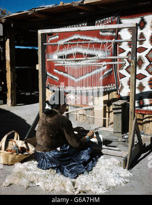 Anni Cinquanta NAVAJO donna tappeto di tessitura a telaio Foto Stock