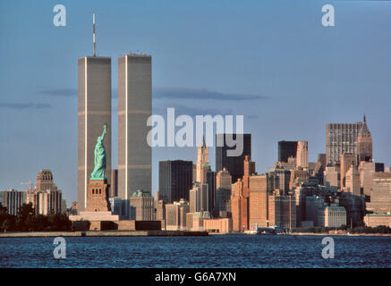 Degli anni Ottanta la statua della libertà e le torri gemelle del World Trade Center di New York City NY USA Foto Stock