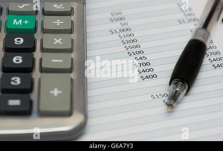 Una calcolatrice, una penna e un foglio di spesa sono mostrati in Montreal, giovedì, 23 giugno 2016. foto Graham Hughes/Freelance Foto Stock