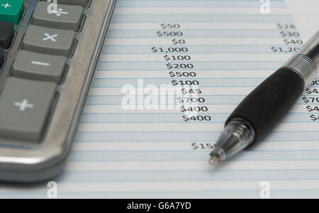 Una calcolatrice, una penna e un foglio di spesa sono mostrati in Montreal, giovedì, 23 giugno 2016. foto Graham Hughes/Freelance Foto Stock