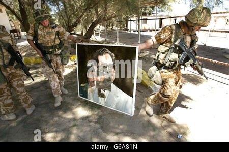 Foto rilasciata giovedì 3 aprile 2003, di soldati britannici parte 2CS reggimento RLC, dopo aver trovato un ritratto defaced nei terreni della residenza di cugino di Saddam Hussain, Ali Hassan al Majid, noto anche come 'Chemical Ali', * ... dopo la gente locale saccheggiata la casa vicino a Basra. PA Foto: DaN Chung/il Guardiano/MOD Pool. Foto Stock