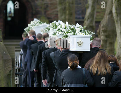 Funerali di giovani fratelli. Foto Stock