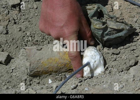 Un ingegnere del 1° Battaglione il reggimento paracadute pone una carica di plastique su un bombardamento inesploso trovato nel deserto vicino alla loro base nel sud iracheno giacimenti petroliferi. * la regione è disseminata di ordigni inesplosi, tra cui mine anticarro e antiuomo, che vengono detonate in loco per la sicurezza delle truppe di coalizione e dei civili locali. Foto Stock