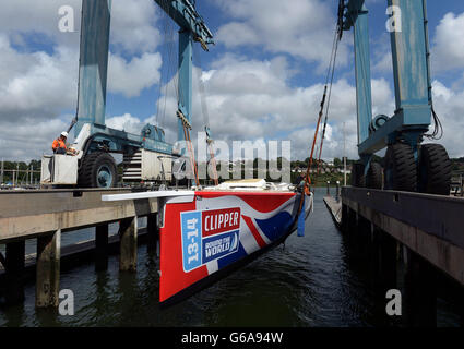Un Clipper yacht è preparato prima di essere messo fuori dall'acqua in preparazione per un viaggio a Londra, Southampton, Hampshire. Foto Stock