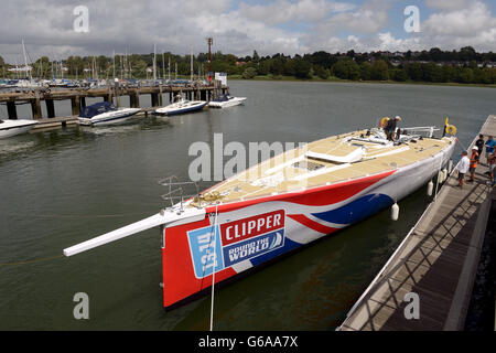 Vela - Clipper Round The World Race - Build Up - Premier Marina. Un Clipper yacht è preparato prima di essere issato fuori dall'acqua in preparazione per un viaggio a Londra, Southampton, Hampshire. Foto Stock
