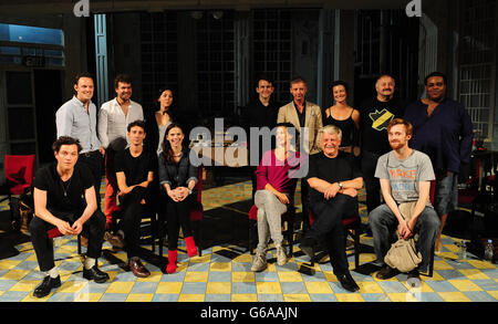 A sinistra) il cast del nuovo gioco The Pride with Back row l to r) Harry Hadden-Paton. Alasdair Buchan e Naomi Sheldon e prima fila l a r) Mathew Horne, al Weaver e Hayley Atwell destra) il cast di Hothouse con la fila posteriore l a r) Harry Melling, John SIMM, Holly Smith, Jon Carver e Clive Rowe prima fila l a r) Indira Varma, Simon Russell Beale e John Heffernan sono stati tutti visti in una conferenza stampa per la stagione Jamie Lloyd al teatro Trafalgar Studios di Londra. Foto Stock