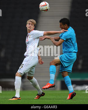 MK Dons' Patrick Bamford (a sinistra) e Tottenham Hotspurs' Kevin Stewart (a destra) combattono per la palla. Foto Stock