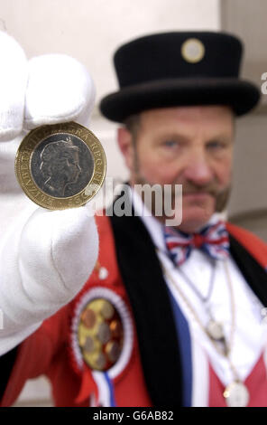 Ray Egan, vestito da John Bull, mostra la testa delle Regine su una moneta da due sterline mentre palicola una protesta del Budget Day fuori dal Tesoro di Londra. Il signor Egan, che è di Birmingham, stava facendo una campagna per mantenere la sterlina e ha detto che avrebbe viaggiato nel paese. * ... raccogliere firme per una petizione che intende presentare al primo Ministro. Foto Stock