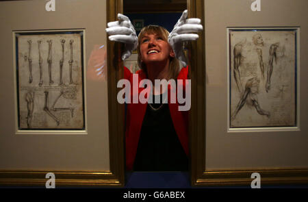 Sophie Lawrenson, membro dello staff, esamina alcune delle opere esposte nell'ambito della nuova mostra Leonardo da Vinci presso il Queens Gallery Palace di Holyroodhouse a Edimburgo. La mostra si svolgerà dal 2 agosto al 10 novembre. Foto Stock