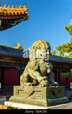 Custode cinese lion presso il Palazzo Estivo - Pechino Foto Stock