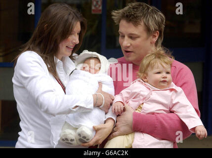 Il famoso Chef Jamie Oliver esce dal Queen Charlotte's e dal Chelsea Hospital con la moglie Jools e la figlia Poppy Honey, dopo aver accolto una nuova aggiunta alla famiglia - Daisy Boo - a Londra. Daisy Boo è nato ieri alle 18:18, e pesato 8lb 4oz. Foto Stock