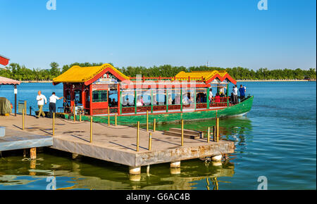 Barca sul Lago Kunming presso il Palazzo Estivo - Pechino Foto Stock