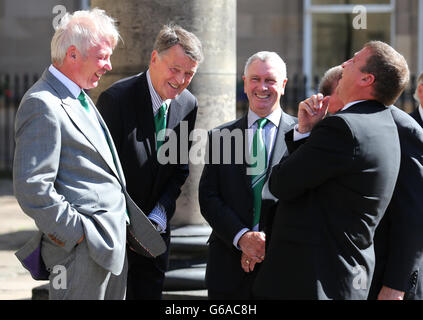 Ex giocatori (da sinistra a destra) Alex Cropley, John Fraser, Eric Stevenson e Paul Kane ai funerali dell'ex calciatore iberniano e scozzese Lawrie Reilly, presso St Andrew's e St George's West Church di Edimburgo. Centinaia di fan si sono rivelati felici di aver passato il corteo all'East Stand dello stadio Easter Road di Hibernian. Foto Stock