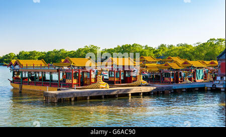 Cinese tradizionale barche sul Lago Kunming presso il Palazzo Estivo - Pechino Foto Stock