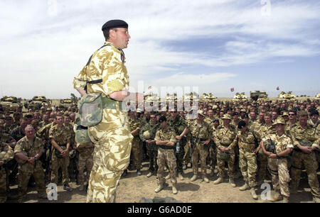 Il colon. Di LT Piers Hankinson di 2 RTR (Regiment reale del carro armato) parla al secondo gruppo reale di battaglia del carro armato vicino Basra, Irak. Foto Stock