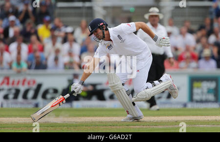 Il capitano dell'Inghilterra Alastair Cook durante i primi controlli il terzo giorno della terza partita di test di Investec Ashes a Old Trafford Cricket Ground, Manchester. Foto Stock