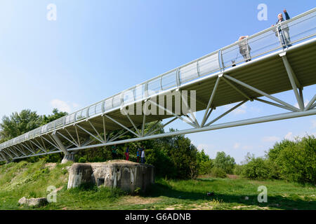 Ponte di bicicletta di libertà su fiume marzo ( Cyklomost slobody ) con bunker, Devinska Nova Ves (Theben-Neudorf), Slovacchia, , Foto Stock