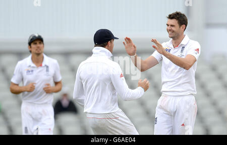 James Anderson, in Inghilterra, celebra il lancio del wicket di Brad Haddin, in Australia, durante il quarto giorno della terza partita di test di Investec Ashes all'Old Trafford Cricket Ground, Manchester. Foto Stock