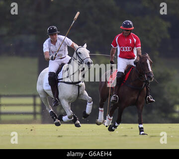 Il principe William gioca nell'Audi Polo Challenge al Cowarth Park, Ascot, Berkshire. Il principe giocò nella stessa squadra del fratello Harry in aiuto della Charities SkillForce e della Royal Marsden Cancer Charity. Foto Stock