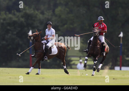 Il Principe Harry (L) gioca nella Audi Polo Challenge al Cowarth Park, Ascot, Berkshire. Il principe giocò nella stessa squadra del fratello William in aiuto della Charities SkillForce e della Royal Marsden Cancer Charity. Foto Stock