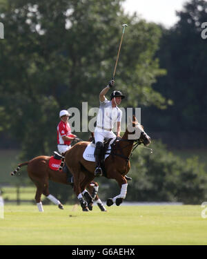 Il principe William gioca nell'Audi Polo Challenge al Cowarth Park, Ascot, Berkshire. Il principe giocò nella stessa squadra del fratello Harry in aiuto della Charities SkillForce e della Royal Marsden Cancer Charity. Foto Stock