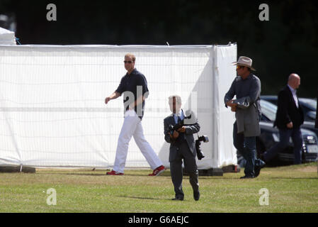 Il principe William gioca nell'Audi Polo Challenge al Cowarth Park, Ascot, Berkshire. Il principe giocò nella stessa squadra del fratello Harry in aiuto della Charities SkillForce e della Royal Marsden Cancer Charity. Foto Stock