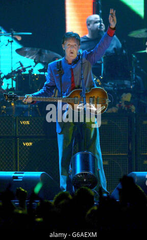 L'ex Beatle Sir Paul McCartney si esibisce sul palco all'Earl's Court di Londra. Foto Stock