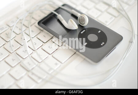 La foto generica mostra un lettore mp3 Apple iPod seduto sulla tastiera di un computer portatile. PREMERE ASSOCIAZIONE foto. Data immagine: Martedì 6 agosto 2013. Il credito fotografico dovrebbe essere: Dominic Lipinski/PA Wire Foto Stock