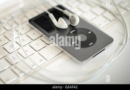 La foto generica mostra un lettore mp3 Apple iPod seduto sulla tastiera di un computer portatile. PREMERE ASSOCIAZIONE foto. Data immagine: Martedì 6 agosto 2013. Il credito fotografico dovrebbe essere: Dominic Lipinski/PA Wire Foto Stock