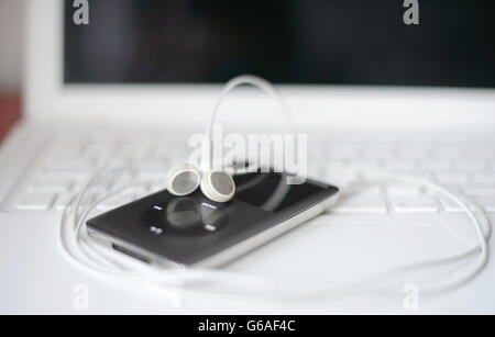 La foto generica mostra un lettore mp3 Apple iPod seduto sulla tastiera di un computer portatile. PREMERE ASSOCIAZIONE foto. Data immagine: Martedì 6 agosto 2013. Il credito fotografico dovrebbe essere: Dominic Lipinski/PA Wire Foto Stock