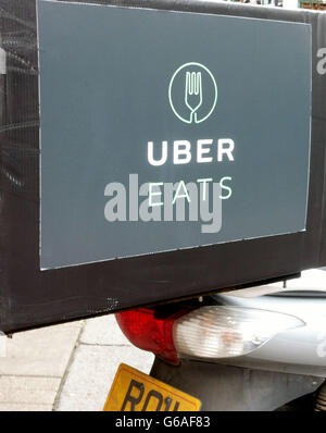 Uber mangia la consegna home scooter in London street Foto Stock