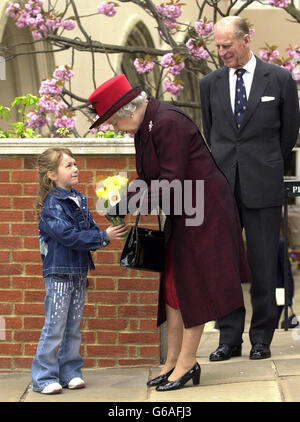 La Regina Elisabetta II riceve un gruppo di tulipani da Amie Scott di 6 anni dalla Cornovaglia di St. Austell dopo il servizio di Pasqua al Castello di Windsor. Foto Stock