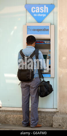 Un cliente utilizza la macchina per il punto di raccolta al di fuori di una filiale bancaria cooperativa a Southampton Row, a Camden, nel centro di Londra. Foto Stock