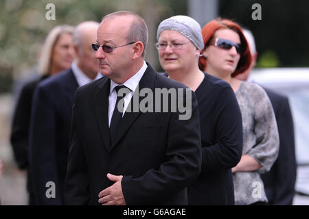 Kelvin e Margaret Roberts, i genitori del caporale della lancia Craig Roberts arrivano per i loro funerali dei figli alla chiesa della Santa Trinità, Llandudno. Foto Stock