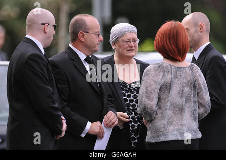 Kelvin e Margaret Roberts, i genitori del caporale della lancia Craig Roberts arrivano per i loro funerali dei figli alla chiesa della Santa Trinità, Llandudno. Foto Stock