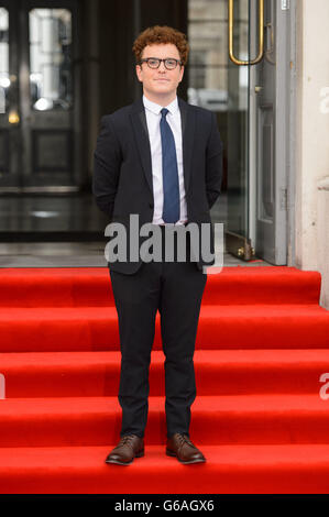 Joshua McGuire arriva alla prima di 'About Time' alla Somerset House, nel centro di Londra. Foto Stock