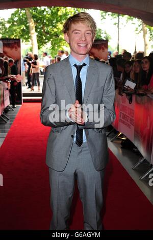 Domhnall Gleeson arriva per la prima mondiale di circa Time, alla Somerset House, Londra. Foto Stock