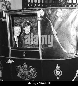 Angus Ogilvy e la principessa Alexandra arrivano al matrimonio della principessa Anna e del capitano Mark Phillips. Foto Stock