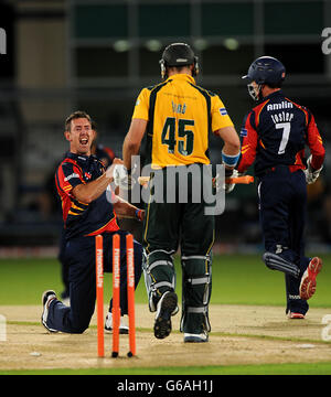 David Masters di Essex (a sinistra) celebra la presa del wicket di Michael Lumb del Nottinghamshire durante la vita degli amici T20, la finale del quartiere a Trent Bridge, Nottingham. Foto Stock