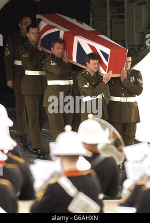 La bara di 24 anni di Sapper Luke Allsopp è portata da un aereo RAF a RAF Brize Norton vicino Oxford dai membri del Regiment 33 dell'ingegnere dei Royal Engineers. * i resti di Sapper Luke Allsopp e del personale Sgt Cullingworth sono stati trovati in una tomba poco profonda vicino ad al Zubayr, fuori Basra nel sud dell'Iraq. Si teme che la loro Land Rover fosse imboscata e gli uomini spararono a sangue freddo dopo essere andati perduti il 23 marzo. Foto Stock