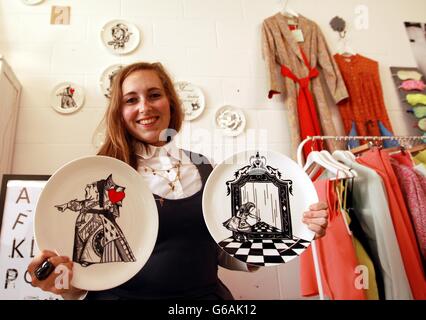 La designer Eleanor Stuart con le sue piastre ispirate Alice nel paese delle meraviglie made in Stoke-on-Trent nel negozio pop-up che ha aperto, in una proprietà nel centro di Londra di proprietà della Crown Estate, nel tentativo di aiutare gli imprenditori del futuro. Foto Stock