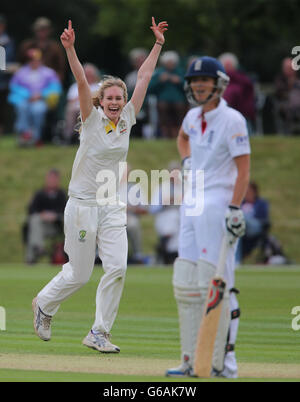 Il bowler australiano Holly Ferling festeggia la presa del wicket del capitano d'Inghilterra Charlotte Edwards durante il giorno due della prima partita di prova delle ceneri delle donne al campo di cricket di Wormsley, High Wycombe. Foto Stock