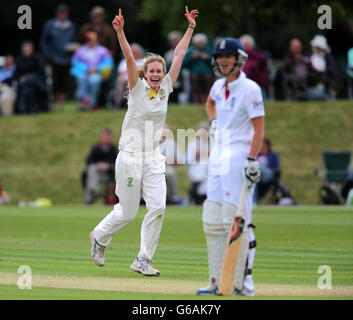 Il bowler australiano Holly Ferling festeggia la presa del wicket del capitano d'Inghilterra Charlotte Edwards durante il giorno due della prima partita di prova delle ceneri delle donne al campo di cricket di Wormsley, High Wycombe. Foto Stock