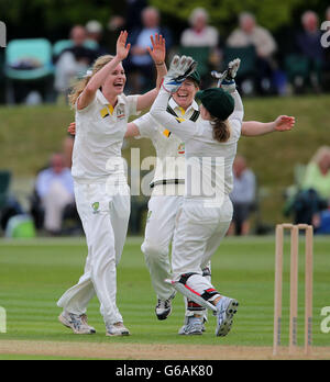 Il bowler australiano Holly Ferling festeggia la presa del wicket del capitano d'Inghilterra Charlotte Edwards durante il giorno due della prima partita di prova delle ceneri delle donne al campo di cricket di Wormsley, High Wycombe. Foto Stock