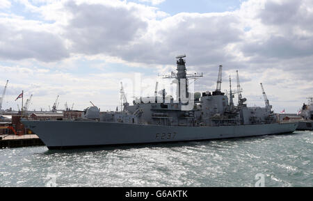 HMS Westminster, una fregata di tipo 23, nel porto navale di Portsmouth, in attesa di navigare domani per partecipare a un allenamento Cougar nel Mediterraneo, la nave visiterà Gibilterra durante il tragitto. Foto Stock