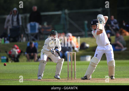 L'inglese pastore Heather Knight guardato da Jodie Fields di Asutralia durante il suo 85 Not out Punteggio alla fine del secondo giorno della prima partita di test Womens Ashes al Wormsley Cricket Ground, High Wycombe. Foto Stock