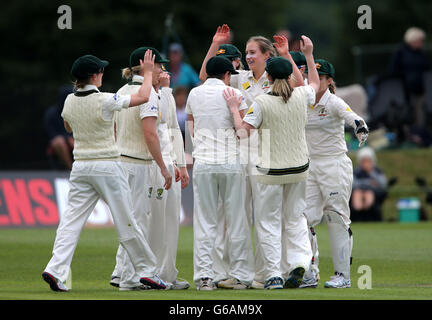 Il bowler australiano Ellyse Perry festeggia il lancio del batter inglese Arran Brindle durante il secondo giorno della prima partita di test delle ceneri delle donne al campo di cricket di Wormsley, High Wycombe. Foto Stock